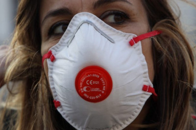 Passageiros usando máscaras com válvulas serão impedidos de embarcar em voos Latam