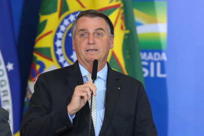 Bolsonaro zera cobrança de PIS e Cofins do gás de cozinha e do óleo diesel