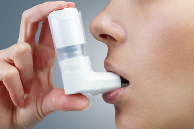 Estudo aponta que remédio para asma pode ser eficaz contra a Covid