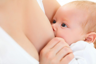 Amamentação pode ajudar a prevenir Covid-19 em bebês
