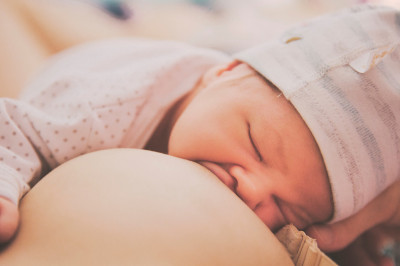 Estudo aponta que anticorpos da Covid-19 em mães vacinadas estão presentes no leite materno