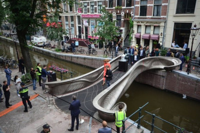 Amsterdã inaugura primeira ponte de aço impressa em 3D 