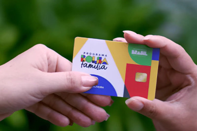 Cartão do Bolsa Família permitirá compras e transferências pelo WhatsApp