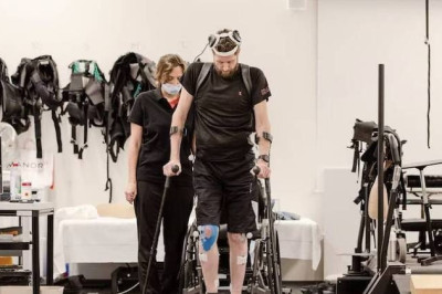 Homem paraplégico volta a andar com ajuda de inteligência artificial