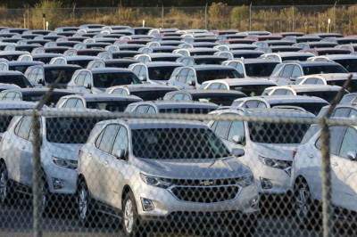 Vendas de carros novos caem 14% à espera de redução de preços 