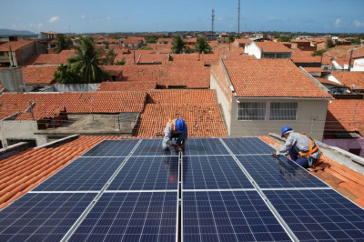 Geração distribuída de energia solar cresceu 40% em 2023 no Brasi