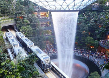 Aeroporto tem cachoeira, jardins, piscina e cinema