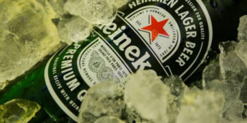 Heineken prevê 8 mil demissões por impacto da pandemia