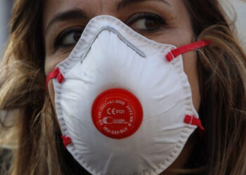 Passageiros usando máscaras com válvulas serão impedidos de embarcar em voos Latam