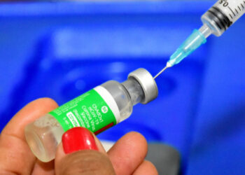 Agência afirma que Instituto Serum vai atrasar envio de vacinas da AstraZeneca para o Brasil