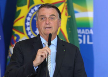 Bolsonaro zera cobrança de PIS e Cofins do gás de cozinha e do óleo diesel