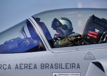 Começa fase de testes dos caças supersônicos no Brasil