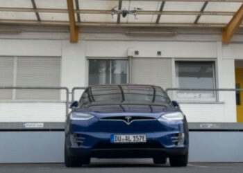 Especialistas usam drone para invadir sistema de carro da Tesla