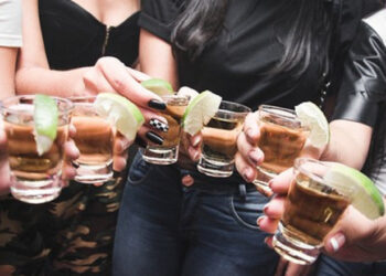 Pesquisa indica que álcool e alimentos podem piorar qualidade do sono