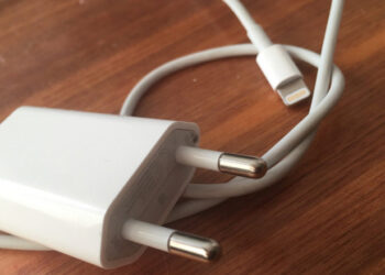 Tribunal obriga Apple a entregar carregador de iPhone 12 a consumidora