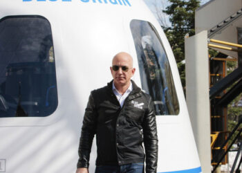 Comprador não identificado paga US$ 28 mi para viagem ao espaço com Jeff Bezos