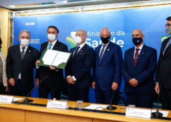 Fiocruz assina contrato para produzir insumos da AstraZeneca