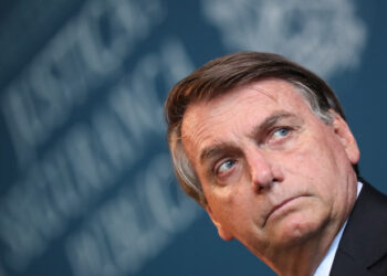 Bolsonaro veta projeto que liberaria remédios para câncer via planos de saúde