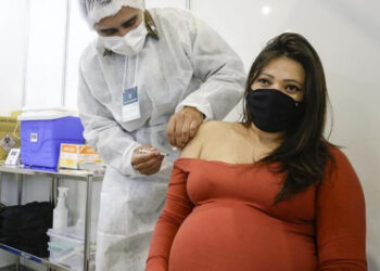 Gestantes e puérperas vacinadas com a primeira dose da AstraZeneca devem receber a Pfizer como segunda dose