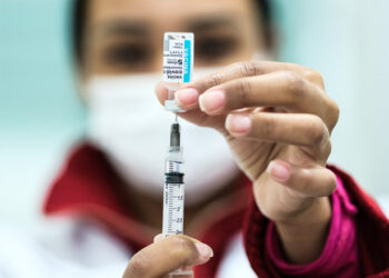 OMS afirma que comprovação de vacinação não deve ser exigida em viagens