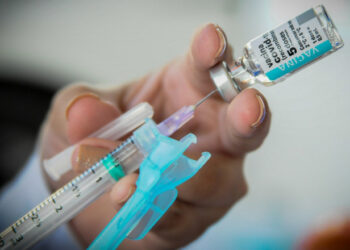 Empresas podem demitir por justa causa quem não tomar vacina