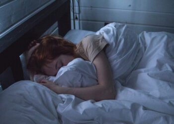 Dormir pouco ou tarde causa envelhecimento precoce e morte prematura