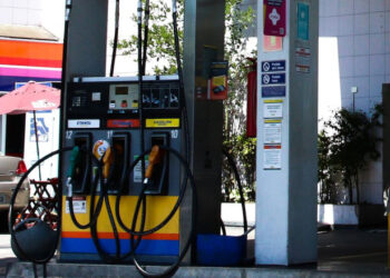 Governadores decidem prorrogar congelamento do ICMS sobre gasolina