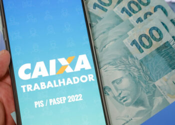 Brasileiros vão receber dinheiro extra do abono salarial nesta segunda