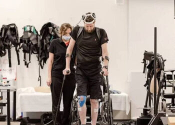 Homem paraplégico volta a andar com ajuda de inteligência artificial