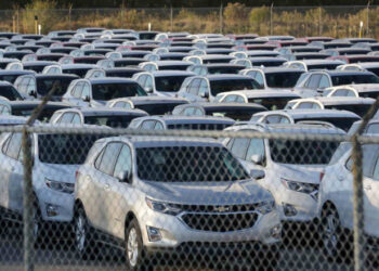 Vendas de carros novos caem 14% à espera de redução de preços
