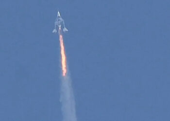 Virgin Galactic anuncia voos comerciais para o espaço