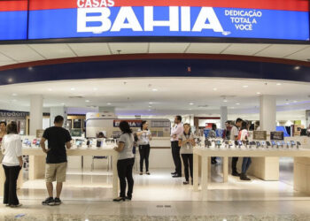 Casas Bahia anuncia fechamento de até 100 lojas e corte de funcionários