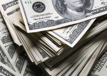 Procura por dólar dispara em casa de câmbio com cotação abaixo dos R$ 5