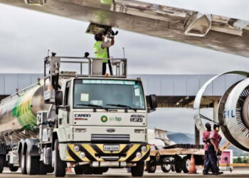 Companhias aéreas cobram governo e Petrobras por queda de preços de combustíveis