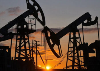 Petróleo fecha em queda de até 4%, com WTI abaixo de US$ 70