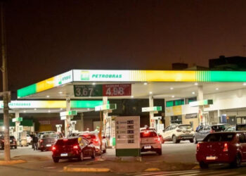 Entenda a nova regra para abastecer o carro nos postos de combustíveis