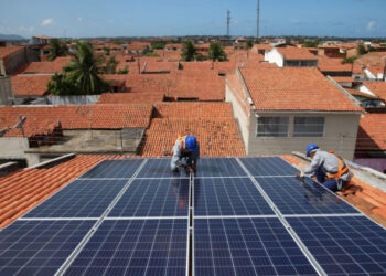 Geração distribuída de energia solar cresceu 40% em 2023 no Brasi