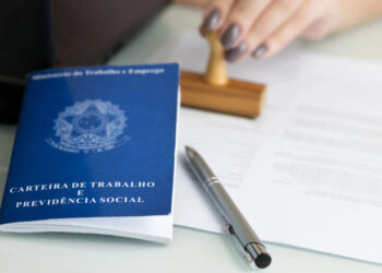 Total de pessoas com carteira assinada no setor privado no 4º tri de 2023 é recorde da série