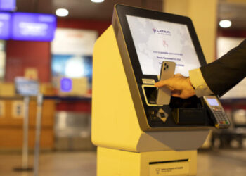 Uso da tecnologia de despacho autônomo de bagagem cresce 52% no Brasil em 2023, aponta levantamento da LATAM