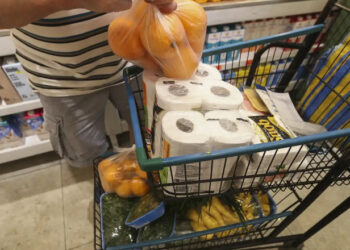 CNC aponta que intenção de consumo das famílias cai em fevereiro