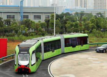 Conheça o trem que usa energia renovável no lugar de trilhos
