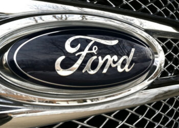 Ford tem prejuízo líquido mas amplia receita