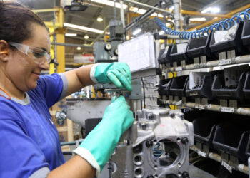 PMI industrial do Brasil  atinge nível mais alto em 18 meses