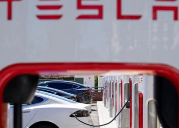 Tesla faz recall de 2,2 milhões de veículos por problema em aviso no sistema de freios