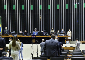 Isenção tributária para microempresas com receita de até R$ 96 mil avança na Câmara