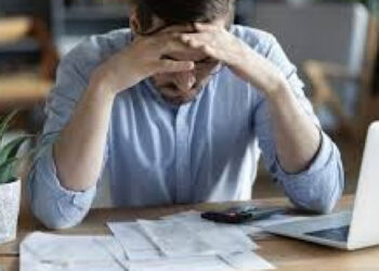 Sete em cada dez brasileiros acreditam que a falta de dinheiro afeta a saúde mental