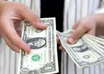 Juros futuros disparam com alta do dólar e críticas de Lula ao BC