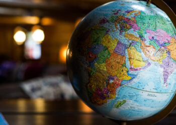 Fintechs e bancos ampliam ofertas de contas globais para brasileiros