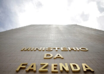 Governo deve revisar para cima previsão de crescimento do PIB