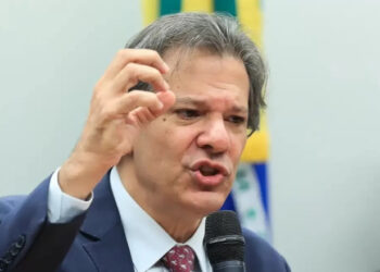 Haddad defende cautela em intervenções cambiais e aborda cenário econômico global